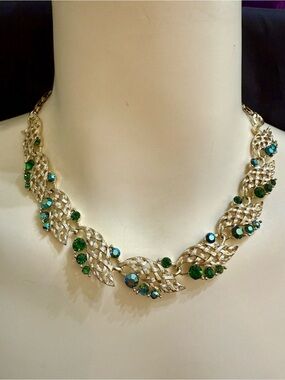 Vtg Signed Lisner Gold Tone Leaf Choker Necklace Emerald Green Rhinestones/AB